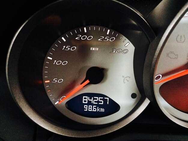 Подготовка автомобиля: отключение аккумулятора и снятие обшивки